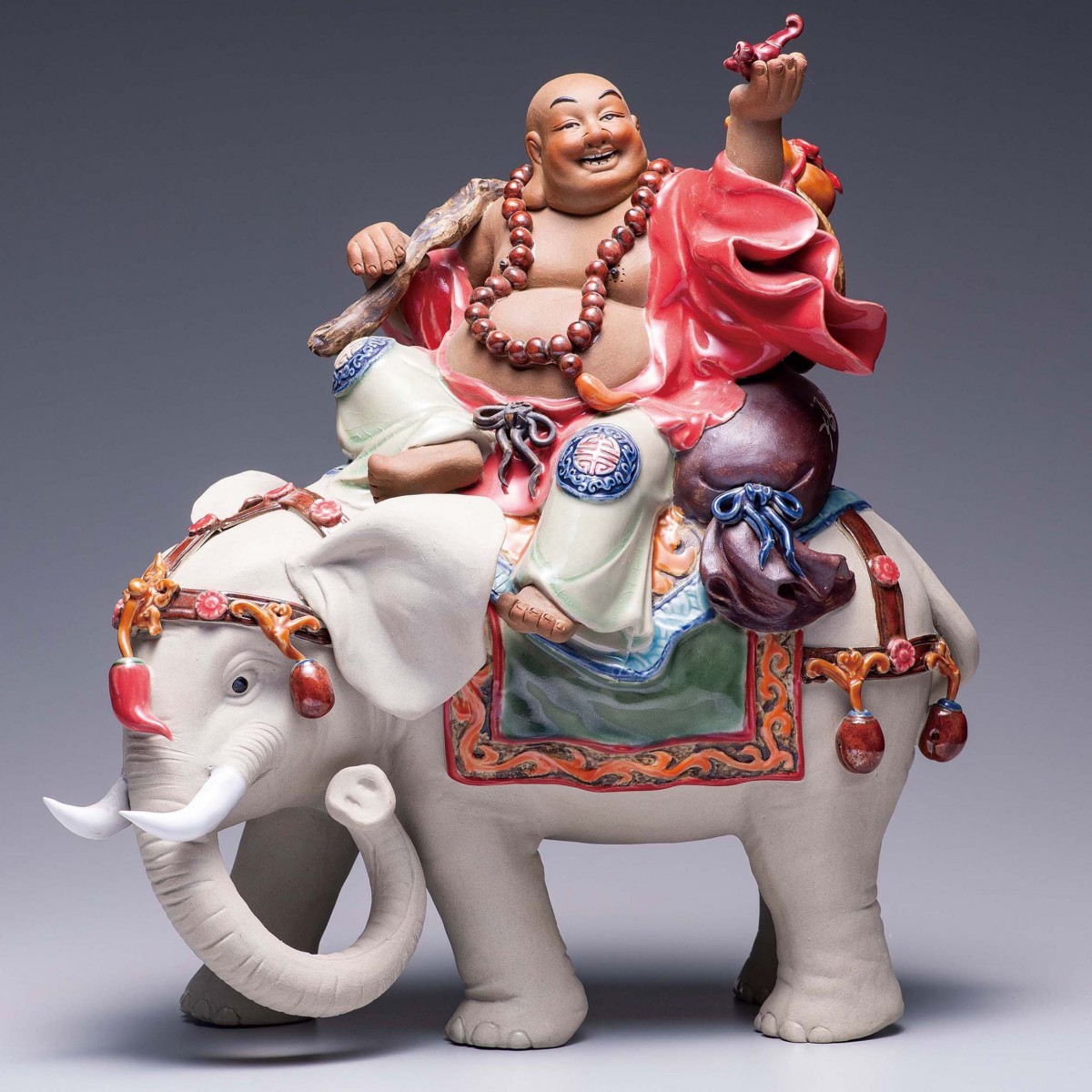 羅春発 彩色陶磁彫刻『騎象財運布袋』 | 東京書芸館公式ウェブサイト
