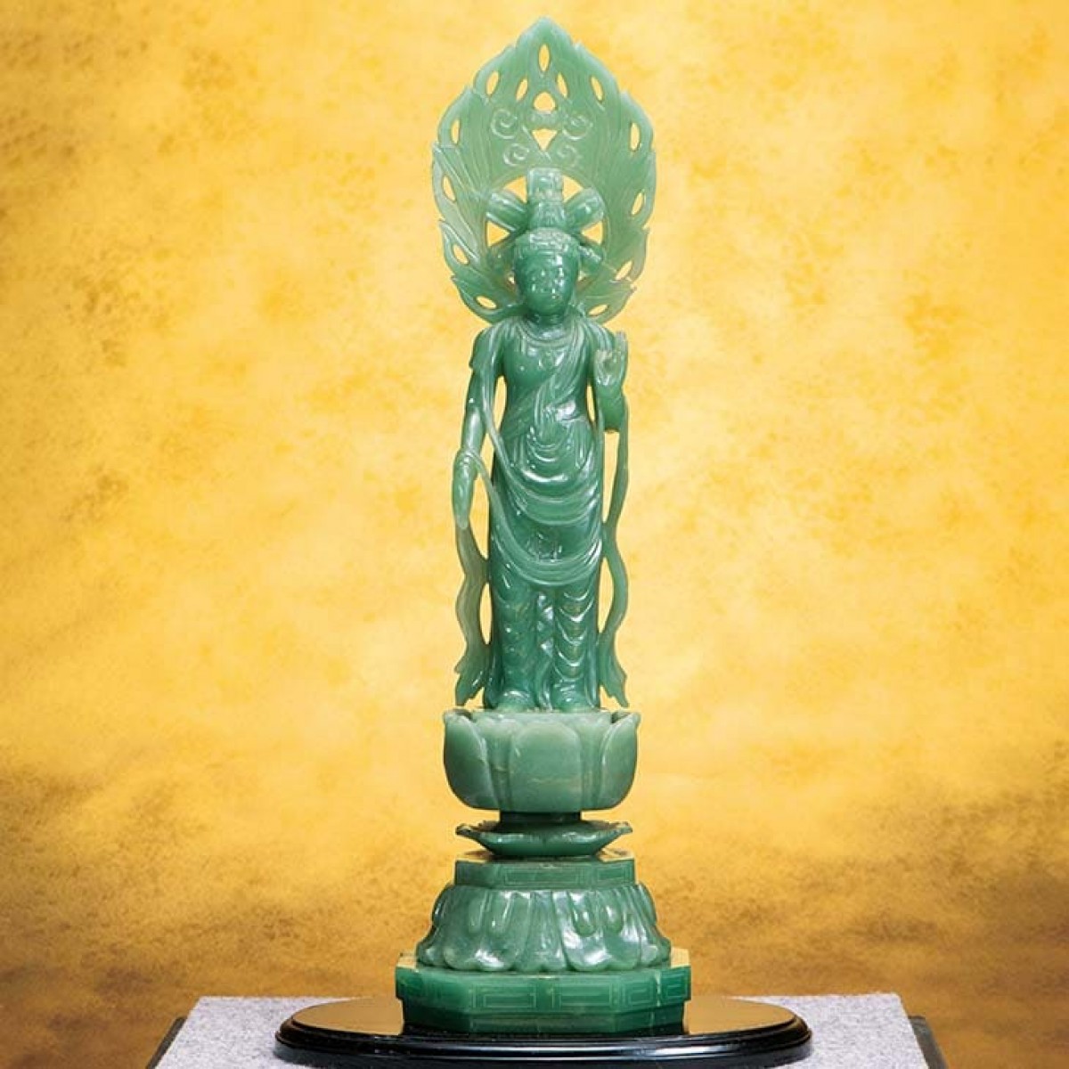 【最短即日】仏教美術 翡翠の彫刻 木の下に座っている仏 天然石 蛇紋石の翡翠 その他