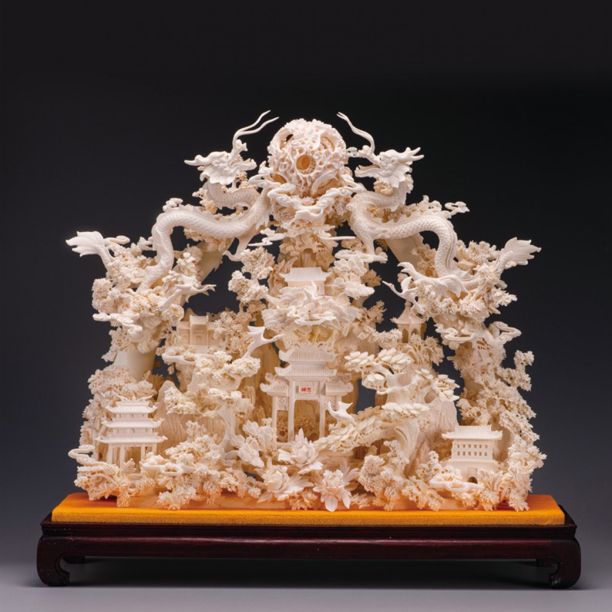蘇忠陽 細密牛骨彫り『双龍蓬莱山』 | 東京書芸館公式ウェブサイト