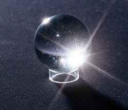 大粒の水晶宝珠の透明な輝きが、ご尊家を清浄の気で満たします