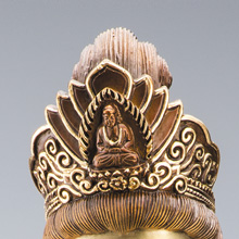 毛筋の一本一本、化仏が表された豪華な宝冠も見事です