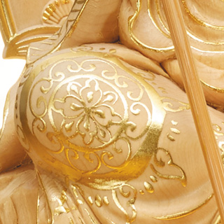 純金箔の宝相華紋が膝上で荘厳に輝きます