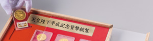 桐箱の蓋は箔押しした菊紋入り。アクリルはスライド式になっており、取り外しも可能。コインの両面をご鑑賞いただけます!