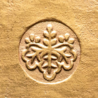 表面の四方と裏面に押された後藤家の桐極印。江戸時代は五三の桐が打刻されたものだけが金貨として認められました(写真は裏面)