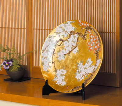 有田焼琥山窯主 小野達郎作 金欄手飾り絵皿『桜』木製皿立てつき