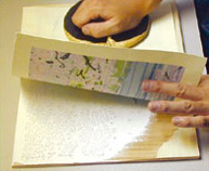 最高級越前手漉き和紙に微妙な色彩を再現していく摺師の技