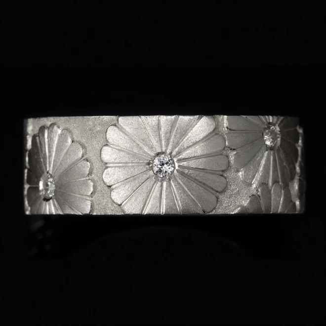 プラチナ　ダイヤモンドリング『繁栄の菊紋』