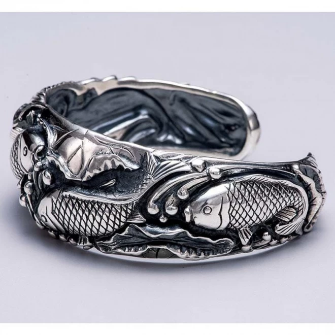 銀製　浮彫腕輪『富貴出世鯉』