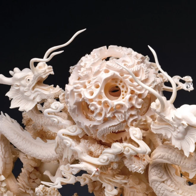 蘇忠陽 細密牛骨彫り『双龍蓬莱山』 | 東京書芸館公式ウェブサイト