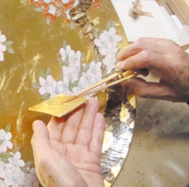 有田焼琥山窯主 小野達郎作 金欄手飾り絵皿『桜』木製皿立てつき