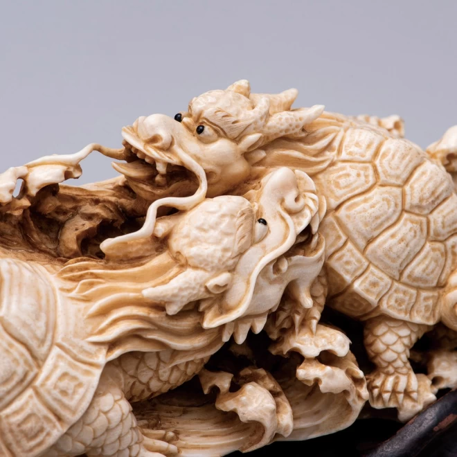 18,850円中国　マンモス牙　細密彫刻　魚人物　置物　縁起物　D 3144